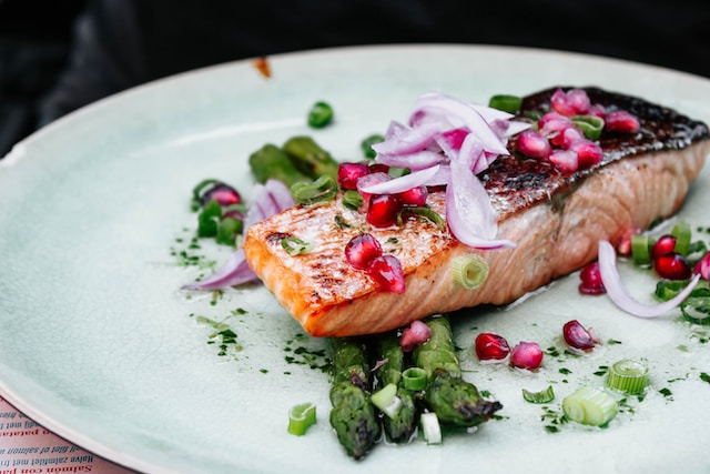Grilovaný losos s microgreens a citrónovou omáčkou